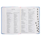 NLV Ligblou Met Pienk Blomme Kunsleer Standaard Bybel Met Duimgrepe